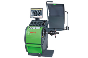 Movable TFT monitor, membrane keyboard, foot pedal brake, middle centering flange with pneumatic quick-clamping nut (actuated via foot pedal), 2 electronic feeler arms and weight sticking system